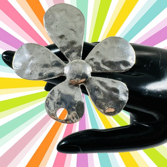 Giant 60s vibe totally adjustable Silvertone pop daisy ring - Picture 3 of 6